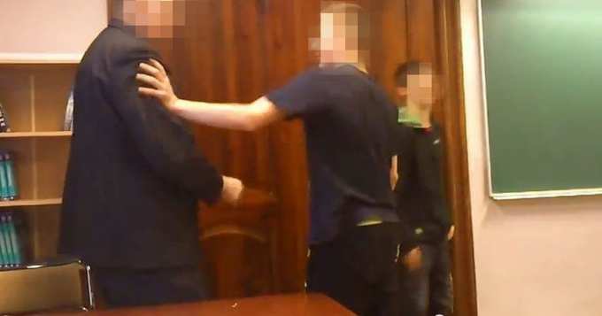 Родителей начнут штрафовать за издевательства детей над учителями