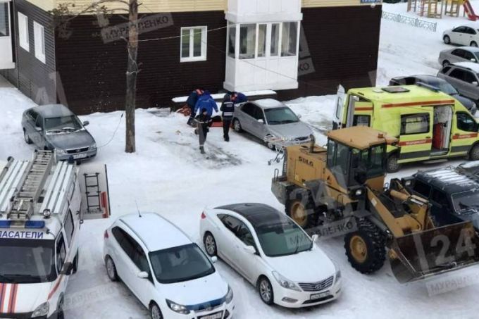 Пьяный житель Муравленко упал с шестого этажа на автомобиль и выжил