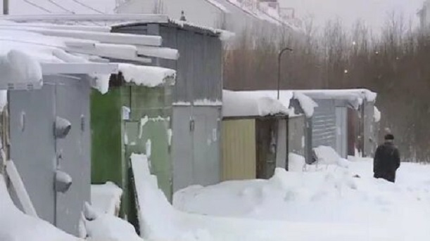 В Ноябрьске умер мужчина во время уборки снега
