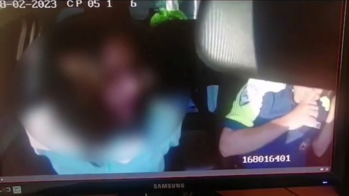 В Салехарде нетрезвая скандалистка устроила погром в машине ГИБДД