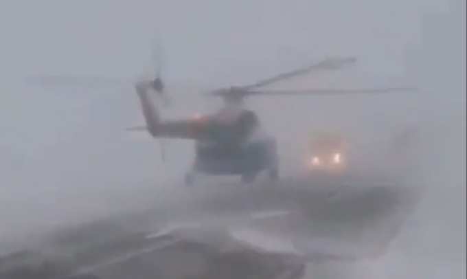 На Ямале вертолет сел прямо на дорогу