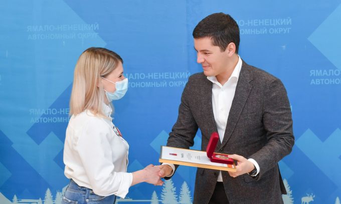 Дмитрий Артюхов вручил награды волонтёрам акции #МыВместе