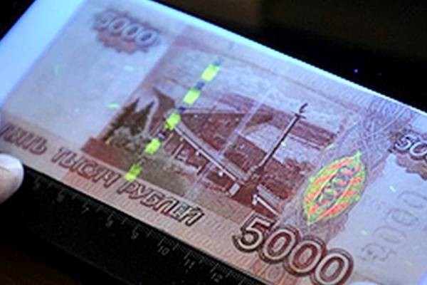 В Новом Уренгое из оборота изъяли поддельную 5-тысячную купюру