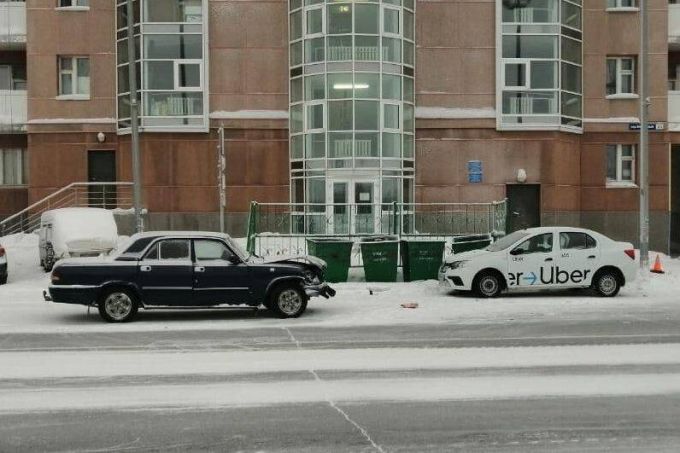В Новом Уренгое не поделили дорогу легковушки. Один пассажир в больнице