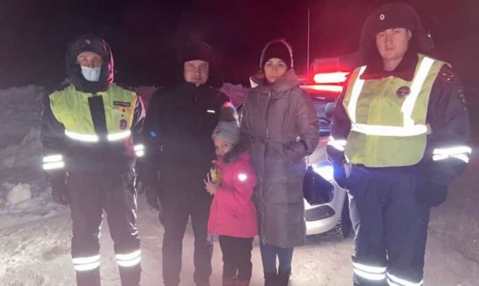 В ЯНАО автоинспекторы помогли на дороге семье с ребенком